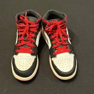 Nike Air Jordan 1 Mid Gym Red Black Toe sz 5 Youth